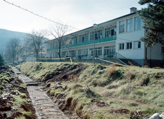 Близки на болен твърдят: В лудницата в Карлуково бият