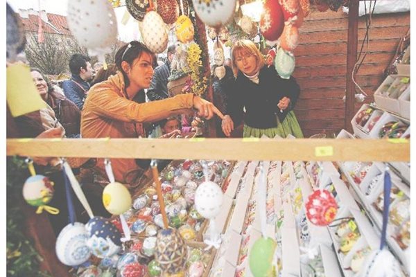 Весели цветни пазари разпънаха сергиите си и тази година на Старе место по Великден.