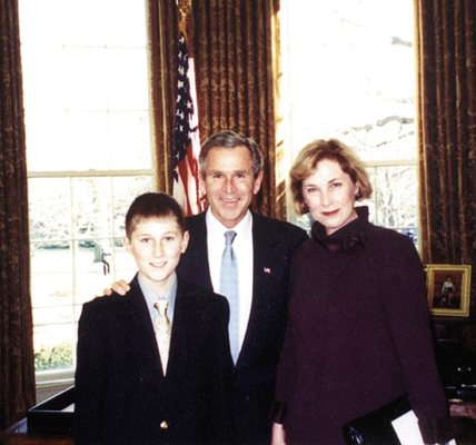 2002 г. Елена Поптодорова връчва акредитивните си писма на президента Джордж Буш. Симпатично разчупва протокола на Белия дом, като завежда и сина си Георги, който казва на президента: “Аз също съм Джордж.”