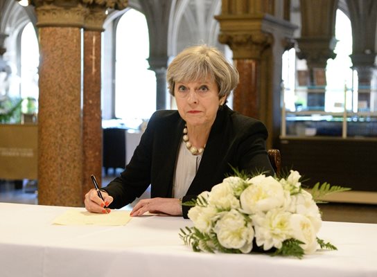 Британската премиерка Тереза Мей се подписва в книгата за съболезнования за жертвите на терористичната атака в Манчестър. Тя предупреди, че страната трябва да е готова за нови атаки.