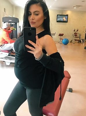 Лили Клюкарката тренира бременна