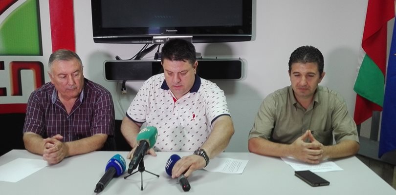Областният лидер на БСП в Бургас Стойко Танков, Атанас Зафиров и общинският председател Живко Господинов (от ляво на дясно) обявиха на извънреден брифинг, че се разграничават от Бенчев.