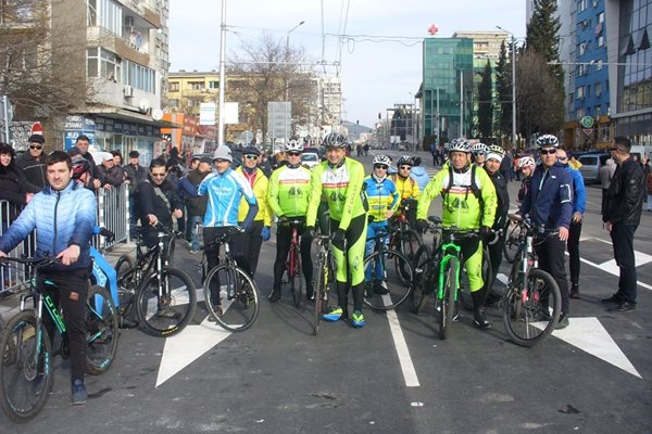 Първи по обновления надлез премиха група колоездачи, едва дочакали хората да се оттеглят и полицията да пусне движението.