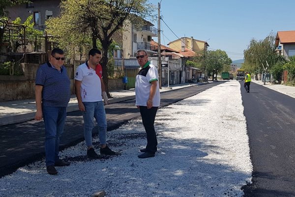 Започна асфалтирането на ул. "Венелин" в Дупница.