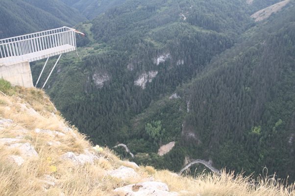Платформата на Орлово око е построена на ръба на скала, разположена на 1563 метра надморска височина. Денивелацията по отвес е повече от 600 метра.