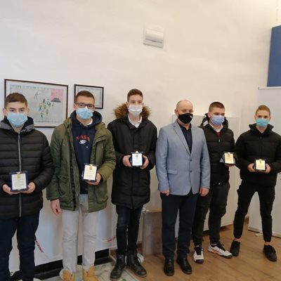 Петимата ученици бяха наградени с плакети и от ръководството на ОДМВР в Сливен.
Снимка: МВР