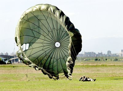 При парашутни скокове често стават инциденти.