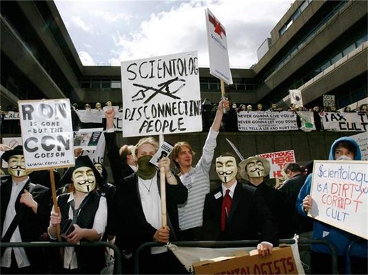 Членове на "Анонимните" протестират в Лондон срещу църквата на сциентолозите.
СНИМКИ: РОЙТЕРС

