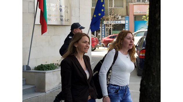 Петя Банкова (вляво) излиза от сградата на Агенция “Митници” заедно с адвоката си Аделина Натина след претърсванията там. След това тя отиде на разпит в антикорупционната комисия.