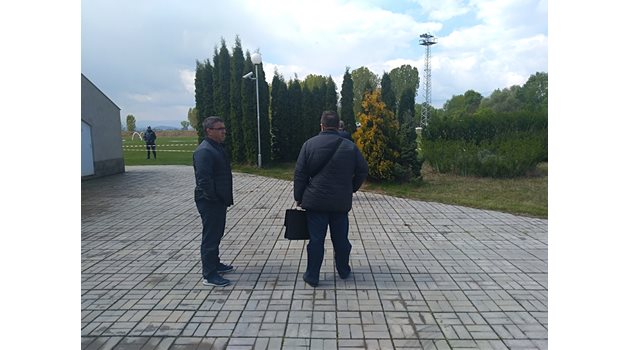 Шефът на пловдивската полиция старши комисар Атанас Илков (вляво) е на местопроизшествието.