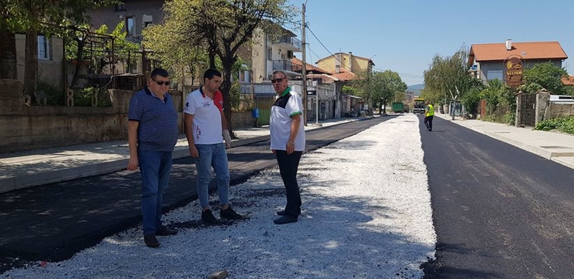 Започна асфалтирането на ул. "Венелин" в Дупница.