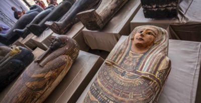 Egypt announces the discovery of the ancient treasure of more than 100 intact sarcophagi PHOTO: Twitter / AFP news agency
