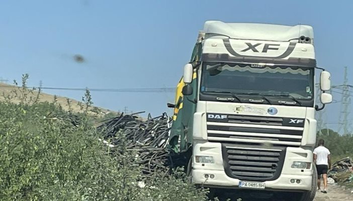 Водачът на камиона беше заловен, докато стоварва незаконно 14 т кабелни изрезки в землището на с. Триводици, община Стамболийски.