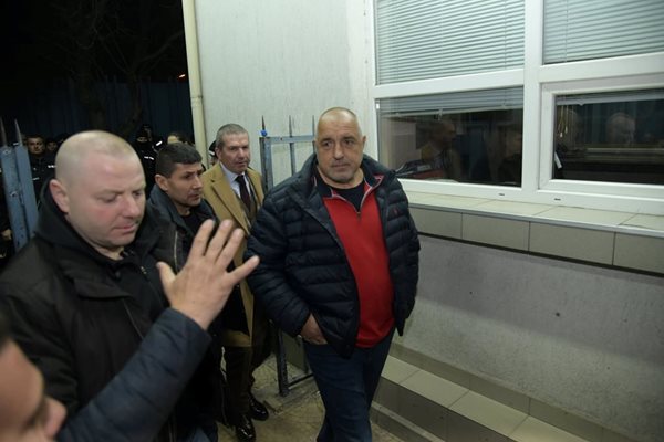 Бившият премиер Бойко Борисов напуска ареста на Националната полиция в петък вечерта. Зад него е адвокатът му Менко Менков.

СНИМКА: ЙОРДАН СИМЕОНОВ