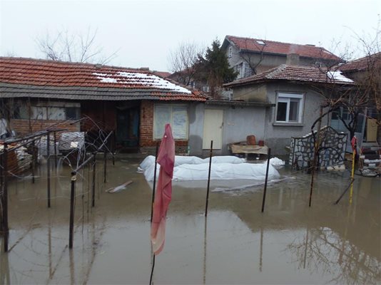 Гаровият квартал на град Раднево е най-уязвим при наводнения - и сега десетина къщи плувнаха във вода. За последното денонощие там се изсипаха по 85 литра дъжд на квадратен метър.
Снимка Ваньо Стоилов
