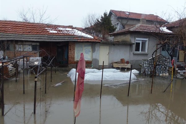 Гаровият квартал на град Раднево е най-уязвим при наводнения - и сега десетина къщи плувнаха във вода. За последното денонощие там се изсипаха по 85 литра дъжд на квадратен метър.
Снимка Ваньо Стоилов

