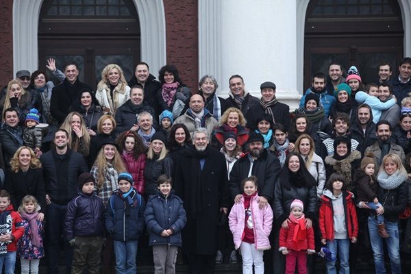 Стефан Данаилов събра 120 свои възпитаници и техните деца на емоционална среща през 2014 г. и заедно позираха пред Народния театър.