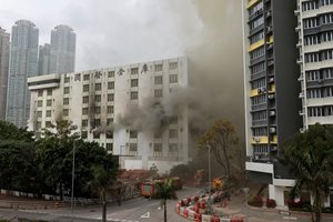 Евакуират 3400 заради пожар във Хонконг (Снимки)