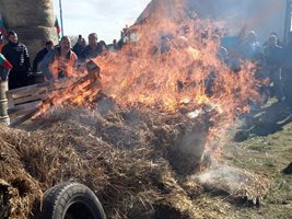 Недоволните земеделци от Пловдив и региона запалиха слама на днешния си протест.
Снимки: Авторът