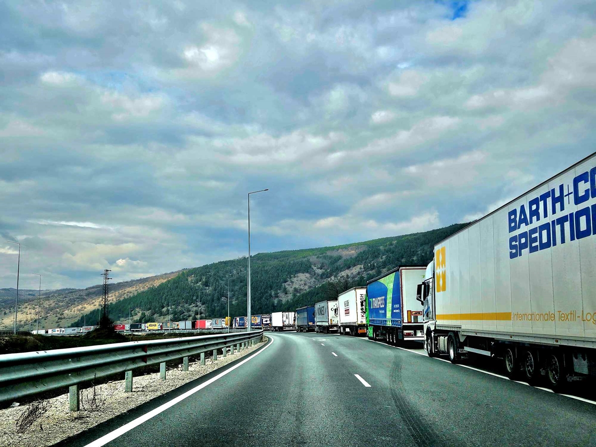 Интензивен трафик за тирове и камиони на границите с Румъния и Турция