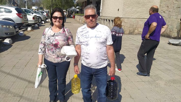 Семейство от Пловдив си тръгват наядени, напити и с вино и бабеци от Цалапица.