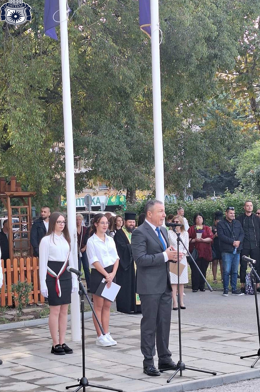 Първолаците в Несебър с книжка и грамота от кмета Николай Димитров