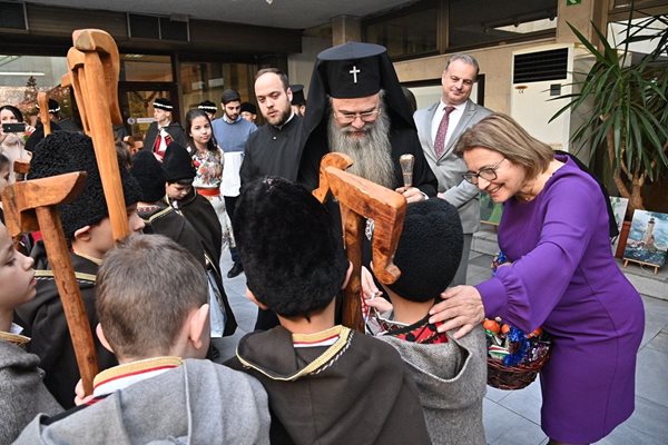 Митрополит Николай и Христина Янчева милват коледарчетата.