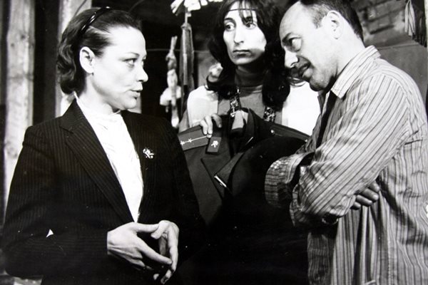 Цветана Манева (вляво) и Тодор Колев в “Опасен чар” - един от най-любимите филми на българските зрители. В средата е Маргарита Карамитева.