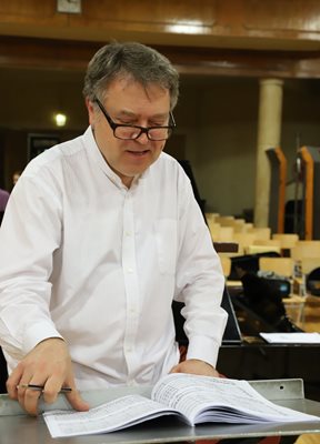 Марк Кадин ръководи оркестъра на БНР от 2017 г.