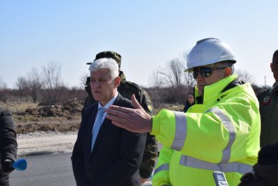 Министър Димитър Стоянов инспектира площадката, на която ще бъдат паркирани новите F-16. СНИМКА: Никола Михайлов