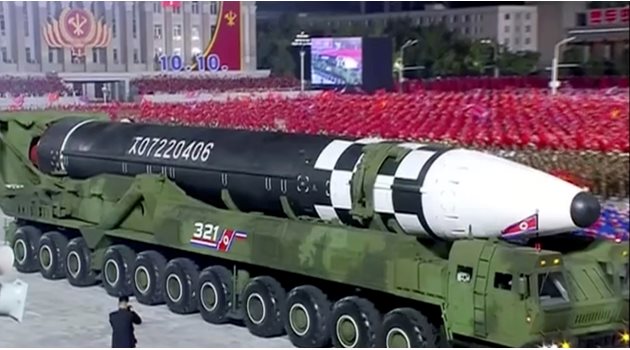 КНДР демонстрира балистична ракета,  която може да носи ядрена бойна глава.