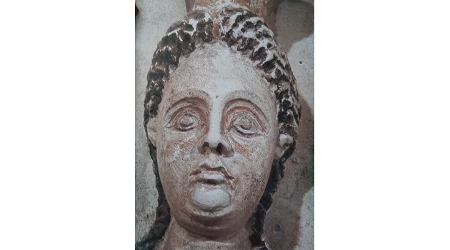 Образ на жена от гробницата в Свещари, чиито коси са тъмнокестеняви.