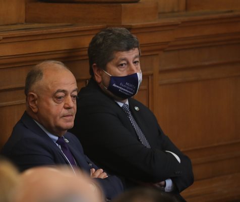 Атанас Атанасов и Христо Иванов подадоха оставки.