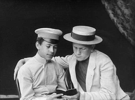 Фотография от 1912 г., на която бащата на Джони Пенков - Иван е сниман като като ученик (вдясно) с приятел в Казанлък от своя баща Георги.