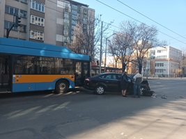 Тролей и две коли се блъснаха на бул. "Дондуков" в столицата (Снимки)