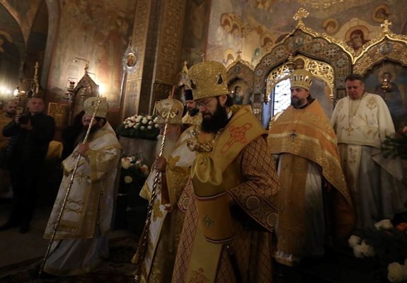 Владиката Антоний (с черната брада) отслужва литургията за победа на Русия.