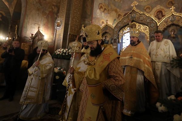 Владиката Антоний (с черната брада) отслужва литургията за победа на Русия.
