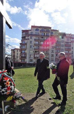 Зам.-кметовете Нейко Генчев и Георги Камарашев поднесоха цветя на възпоменателния кръст.