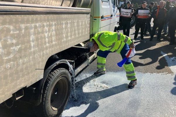 С барикада от горяща слама и кравешка тор фермери блокираха пътя за Гърция
СНИМКА: Ненко Станев