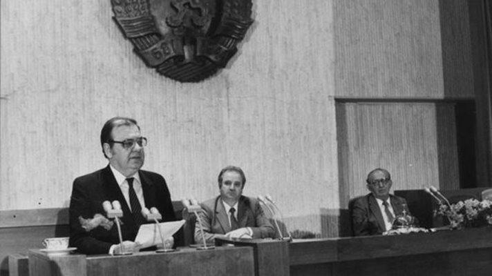 Петър Младенов държи реч на знаменития пленук на ЦК на БКП на 10 ноември 1989 г. Зад него са Георги Атанасов и сваленият Тодор Живков.