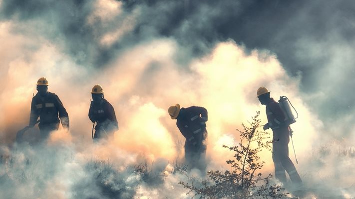 КОШМАР! Адски пожар избухна край Нови хан, търсят водоноски