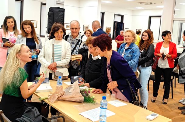 Lyudmila Filipova signs autographs at a creative evening in Elena