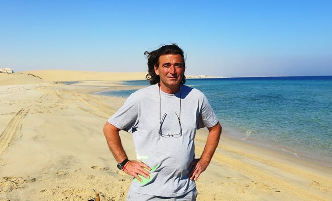 Христо Марков на брега на морето в пустинята на около 40 км. от Доха в единствения си почивен ден от седмицата в навечерието на 50-ия си рожден ден. СНИМКА: НАЙДЕН ТОДОРОВ