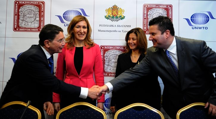 Ноември 2016 г. - конгрес на световните цивилизации в София. Генералният секретар на СОТ Талеб Рифай (вляво) и йорданската принцеса Дана поздравяват организаторите.