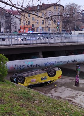 Тежка катастрофа в София, кола падна в корито на река Владая