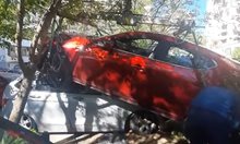 Жена паркира автомобила си върху друг в Пловдив, объркала педалите на газта и спирачките