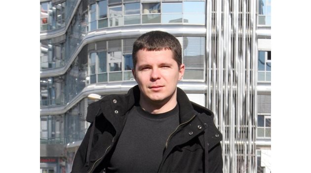Александър Свредлов е експерт в информационната сигурност. Работил е за някои от най-големите български компании. Сертифициран като Етичен Хакер (CEH - Certified Ethical Hacker) и разследващ престъпления от компютърен характер (CHFI - Certified Hacking Forensics Investigator).
