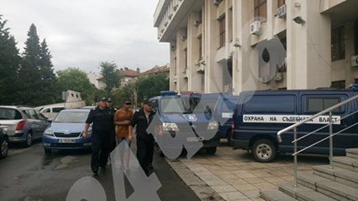 Осмокласникът Иван Иванов от Бургас, обвинен в убийството на 11-годишната Никол, остава в ареста, решиха окръжни магистрати. СНИМКА: Елена Фотева