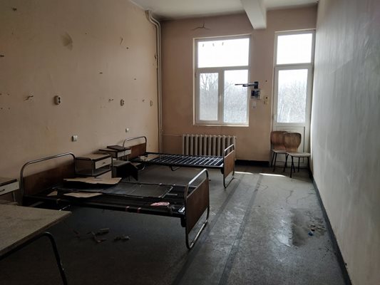 Така изглеждат стаите, в които ще настанят бежанци след почистване и хигиенизиране.