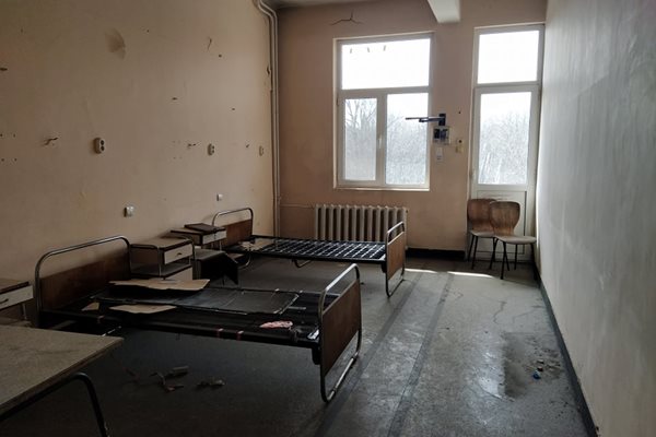 Така изглеждат стаите, в които ще настанят бежанци след почистване и хигиенизиране.